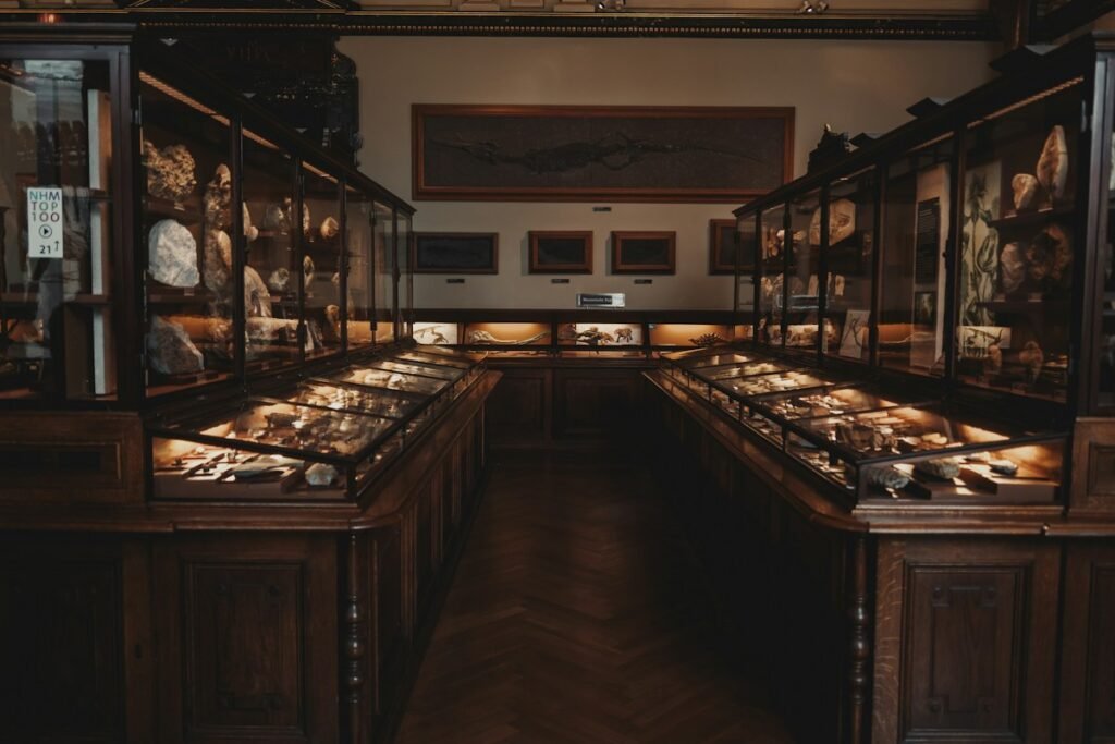 Illustrative historical display room featuring antique furniture; not a photograph of the named Hudson Valley destination